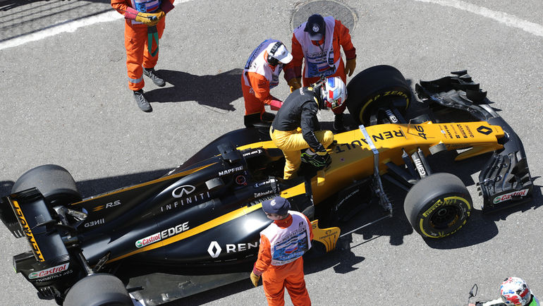 Сергей СИРОТКИН покидает свой болид. Фото Виталий ТИМКИВ Сергей СИРОТКИН покидает свой болид. Фото Виталий ТИМКИВ