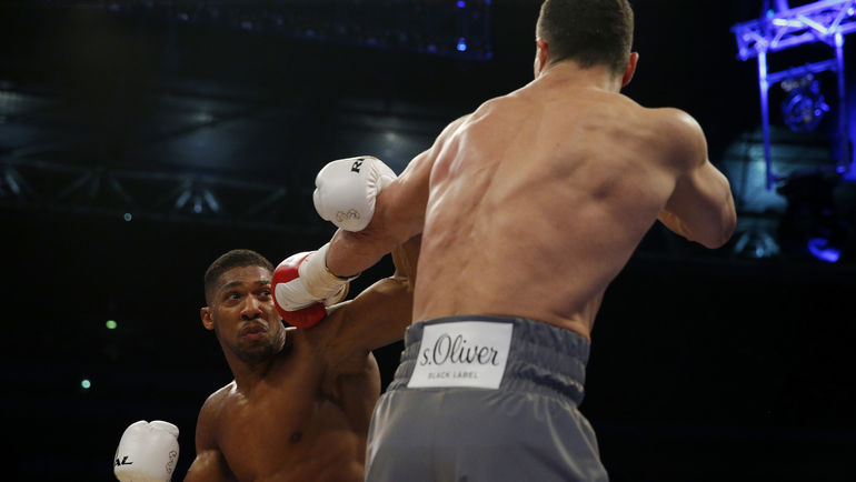 Владимир КЛИЧКО атакует Энтони ДЖОШУА. Фото REUTERS Владимир КЛИЧКО атакует Энтони ДЖОШУА. Фото REUTERS
