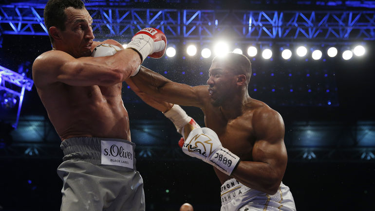 Энтони ДЖОШУА атакует Владимира КЛИЧКО. Фото REUTERS Энтони ДЖОШУА атакует Владимира КЛИЧКО. Фото REUTERS