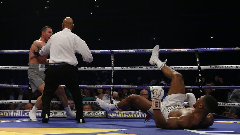 Нокдаун Энтони ДЖОШУА. Фото REUTERS Нокдаун Энтони ДЖОШУА. Фото REUTERS