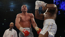 Суббота. Лондон. Решающий апперкот Энтони ДЖОШУА (справа), после которого Владимир КЛИЧКО так и не пришел в себя.