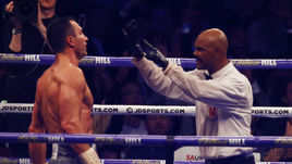 Суббота. Лондон. Владимир КЛИЧКО после первого нокдауна.