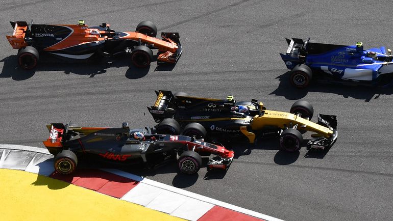 Воскресенье. Сочи. Авария на старте гонки. Фото REUTERS Воскресенье. Сочи. Авария на старте гонки. Фото REUTERS