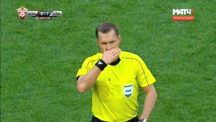 43-я минута. Владислав Безбородов после нарушения Витинью. 43-я минута. Владислав Безбородов после нарушения Витинью.