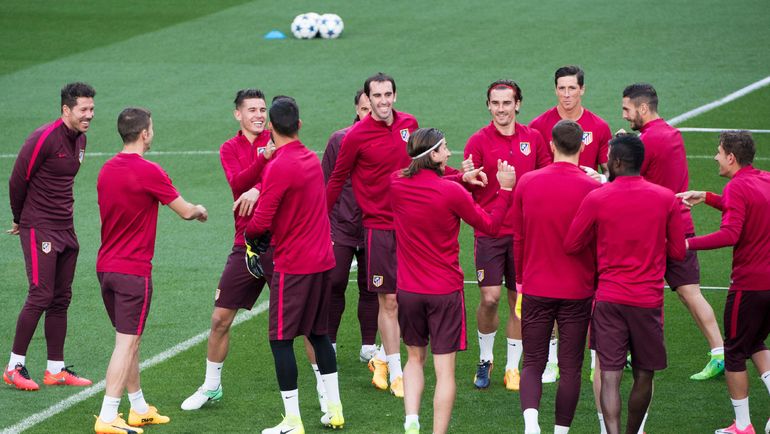 Диего СИМЕОНЕ (слева) и его игроки. Фото AFP Диего СИМЕОНЕ (слева) и его игроки. Фото AFP