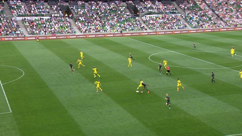 Федор Смолов выходит один на один с вратарем. Судья фиксирует офсайд. Федор Смолов выходит один на один с вратарем. Судья фиксирует офсайд.