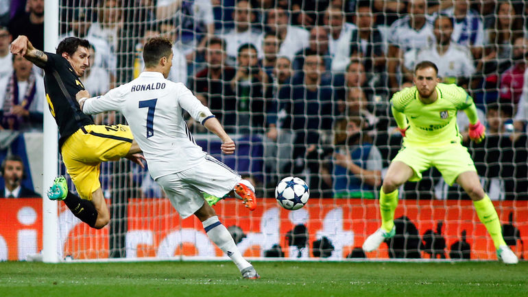 73-я минута. КРИШТИАНУ РОНАЛДУ оформляет дубль ударом под перекладину. Фото AFP 73-я минута. КРИШТИАНУ РОНАЛДУ оформляет дубль ударом под перекладину. Фото AFP