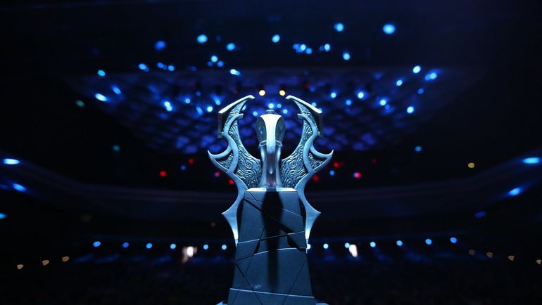 Кубок The Kiev Major. Фото VK Dota 2 Кубок The Kiev Major. Фото VK Dota 2