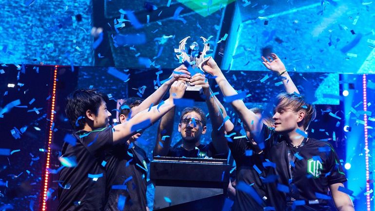 OG c кубком. Фото VK Dota 2 OG c кубком. Фото VK Dota 2