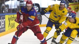 Сегодня. Кельн. Швеция - Россия - 1:2 Б. Сергей АНДРОНОВ (слева) в окружении шведских игроков.