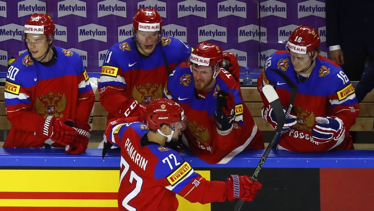 Партнеры поздравляют Артемия ПАНАРИНА (в центре). Фото REUTERS Партнеры поздравляют Артемия ПАНАРИНА (в центре). Фото REUTERS