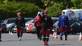 Сегодня. Кельн. Хоккеисты сборной России отправляются на тренировку: прогулка до автобуса.