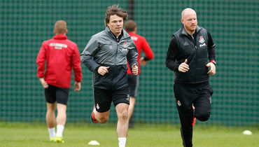 Сегодня. Баковка. Дмитрий ЛОСЬКОВ (слева) проводит тренировку с основным составом.