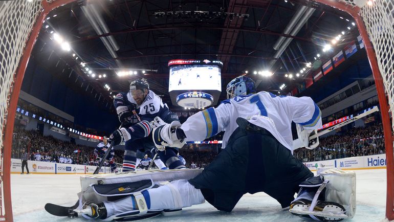 Данис ЗАРИПОВ атакует ворота Хенрика КАРЛССОНА. Фото photo.khl.ru Данис ЗАРИПОВ атакует ворота Хенрика КАРЛССОНА. Фото photo.khl.ru