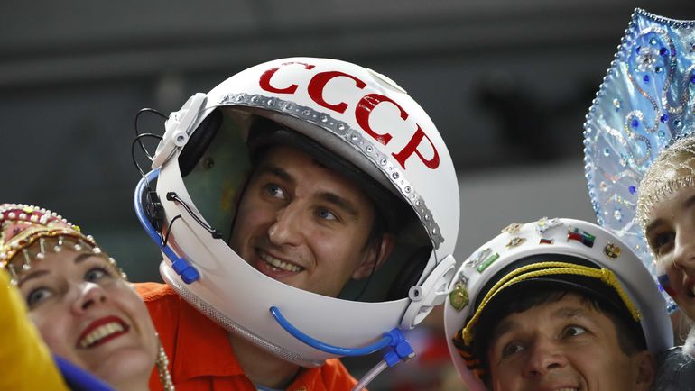 Воскресенье. Кельн. Италия - Россия - 1:10. Болельщик-космонавт уже стал звездой чемпионата мира. Фото REUTERS Воскресенье. Кельн. Италия - Россия - 1:10. Болельщик-космонавт уже стал звездой чемпионата мира. Фото REUTERS