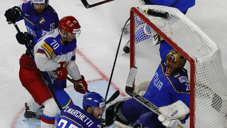 Воскресенье. Кельн. Италия - Россия - 1:10. В атаке Владимир ТКАЧЕВ. Фото REUTERS Воскресенье. Кельн. Италия - Россия - 1:10. В атаке Владимир ТКАЧЕВ. Фото REUTERS