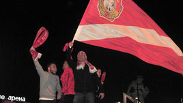 Воскресенье. Москва. Артем РЕБРОВ (в центре) и Денис Глушаков праздновали чемпионский титул вместе с болельщиками красно-белых.