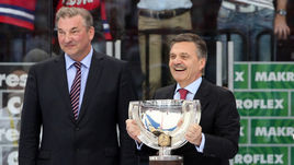 Глава ИИХФ Рене ФАЗЕЛЬ (справа) и президент ФХР Владислав ТРЕТЬЯК с кубком чемпионов мира.