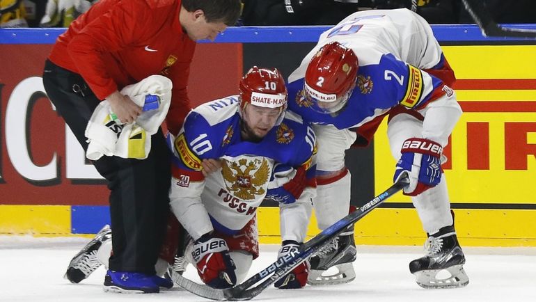 Сегодня. Кельн. Германия - Россия - 3:6. Травмированный капитан сборной России Сергей МОЗЯКИН. Фото REUTERS Сегодня. Кельн. Германия - Россия - 3:6. Травмированный капитан сборной России Сергей МОЗЯКИН. Фото REUTERS