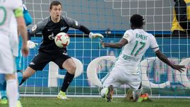 Воскресенье. Санкт-Петербург. "Зенит" - "Терек" - 0:1. Гол Аблая МБЕНГА на 65-й минуте принес его команде важную победу, а "Спартаку" - чемпионство.