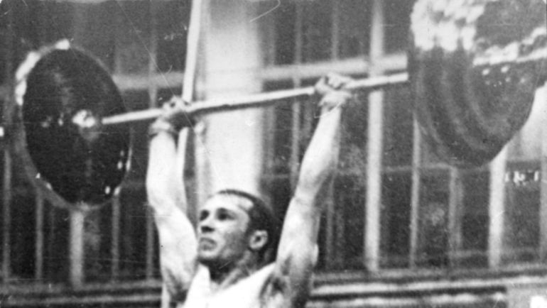 1947 год. Штангист Евгений ЛОПАТИН выигрывает свое первое золото чемпионата СССР. Фото из архива Евгения ЛОПАТИНА 1947 год. Штангист Евгений ЛОПАТИН выигрывает свое первое золото чемпионата СССР. Фото из архива Евгения ЛОПАТИНА