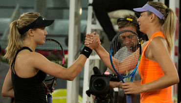 Понедельник. Мадрид. Эжени БУШАР (слева) пожимает руку Марии ШАРАПОВОЙ после победы над ней во втором круге мадридского турнира.