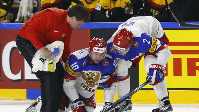 Понедельник. Кельн. Россия - Германия - 6:3. Сергей МОЗЯКИН получил травму и покинул лед при помощи партнеров. Фото REUTERS Понедельник. Кельн. Россия - Германия - 6:3. Сергей МОЗЯКИН получил травму и покинул лед при помощи партнеров. Фото REUTERS