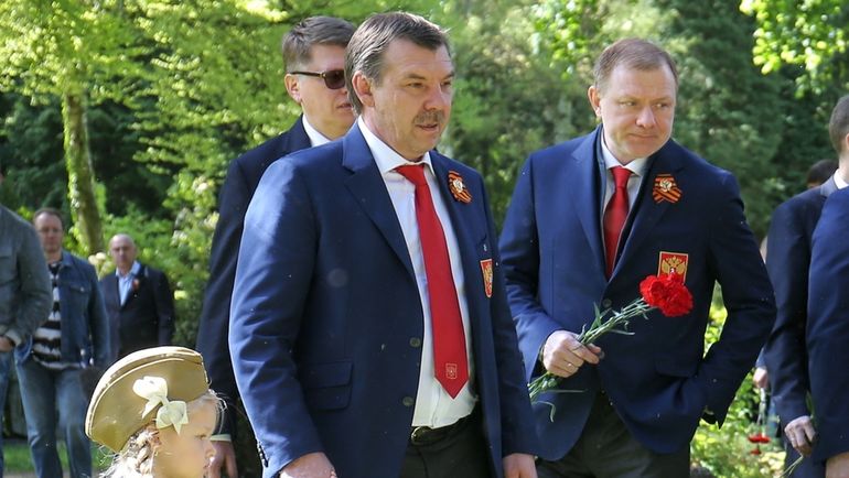 Олег ЗНАРОК и Алексей ЖАМНОВ. Фото Юрий КУЗЬМИН, photo.khl.ru Олег ЗНАРОК и Алексей ЖАМНОВ. Фото Юрий КУЗЬМИН, photo.khl.ru