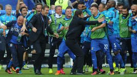 27 июня 2016 года. Сен-Дени. Италия - Испания - 2:0. Массимо КАРРЕРА и Антонио КОНТЕ празднуют со своими игроками выход в 1/4 финала Euro-2016.