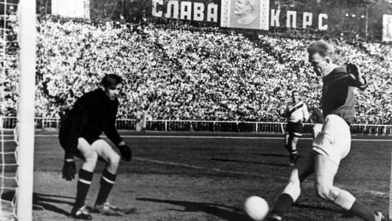 Лев ЯШИН и Валерий ЛОБАНОВСКИЙ. Фото Иосиф ШАИНСКИЙ Лев ЯШИН и Валерий ЛОБАНОВСКИЙ. Фото Иосиф ШАИНСКИЙ