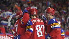 Россияне празднуют гол.