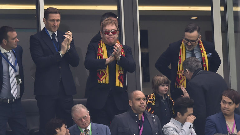 Элтон ДЖОН (в центре). Фото REUTERS Элтон ДЖОН (в центре). Фото REUTERS