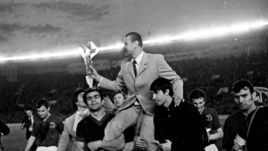 Муртаз ХУРЦИЛАВА (слева) и Владимир ПИЛЬГУЙ (справа) несут на руках легендарного вратаря Льва ЯШИНА.