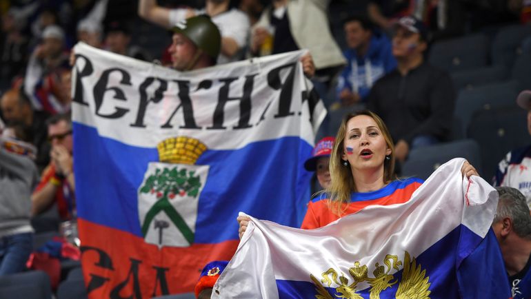 Суббота. Кельн. Россия - Словакия - 6:0. Колоритная российская болельщица. Фото REUTERS Суббота. Кельн. Россия - Словакия - 6:0. Колоритная российская болельщица. Фото REUTERS