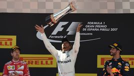 Сегодня. Барселона. Льюис ХЭМИЛТОН (в центре) играет с завоеванным трофеем.