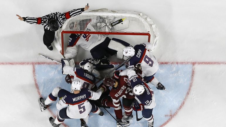 Латыши атакуют ворота американцев. Фото REUTERS Латыши атакуют ворота американцев. Фото REUTERS