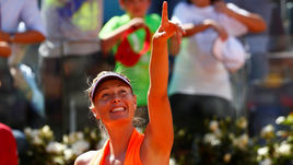 Понедельник. Рим. Мария ШАРАПОВА празднует победу над Кристиной МАКХЭЙЛ.