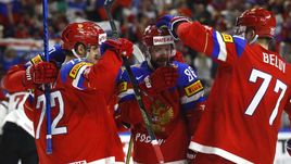Сегодня. Кельн. Россия - Латвия - 5:0. Партнеры поздравляют Никиту КУЧЕРОВА (в центре) с заброшенной шайбой.