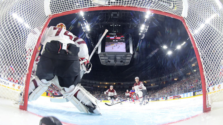 Сегодня. Кельн. Россия - Латвия - 5:0. Очередная шайба влетает в ворота Иварса ПУННЕНОВСА. Фото REUTERS Сегодня. Кельн. Россия - Латвия - 5:0. Очередная шайба влетает в ворота Иварса ПУННЕНОВСА. Фото REUTERS