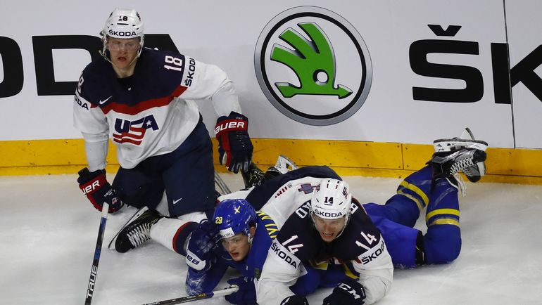 8 мая. Кельн. США - Швеция - 4:3. Американские форварды Ник БЬЮГСТАД (слева) и Кристиан ДВОРАК (справа) в борьбе со шведским нападающим Вильямом НЮЛАНДЕРОМ. Фото REUTERS 8 мая. Кельн. США - Швеция - 4:3. Американские форварды Ник БЬЮГСТАД (слева) и Кристиан ДВОРАК (справа) в борьбе со шведским нападающим Вильямом НЮЛАНДЕРОМ. Фото REUTERS
