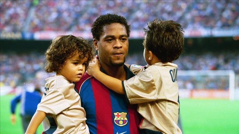 14 октября 2001 года. Барселона. Патрик КЛЮЙВЕРТ с сыновьями Квинси (справа) и Джастином (слева). Фото REUTERS 14 октября 2001 года. Барселона. Патрик КЛЮЙВЕРТ с сыновьями Квинси (справа) и Джастином (слева). Фото REUTERS