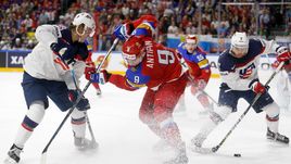 Сегодня. Кельн. Россия – США – 3:5. В борьбе Виктор АНТИПИН (№9).