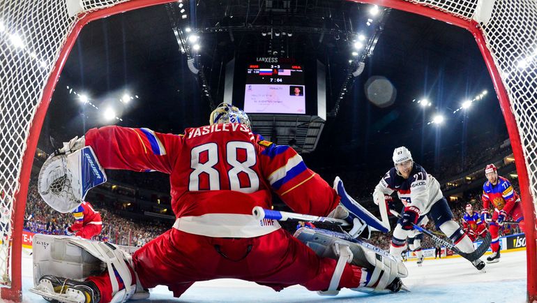 Сегодня. Кельн. Россия – США – 3:5. Андрей ВАСИЛЕВСКИЙ пропустил шайбу. Фото AFP Сегодня. Кельн. Россия – США – 3:5. Андрей ВАСИЛЕВСКИЙ пропустил шайбу. Фото AFP