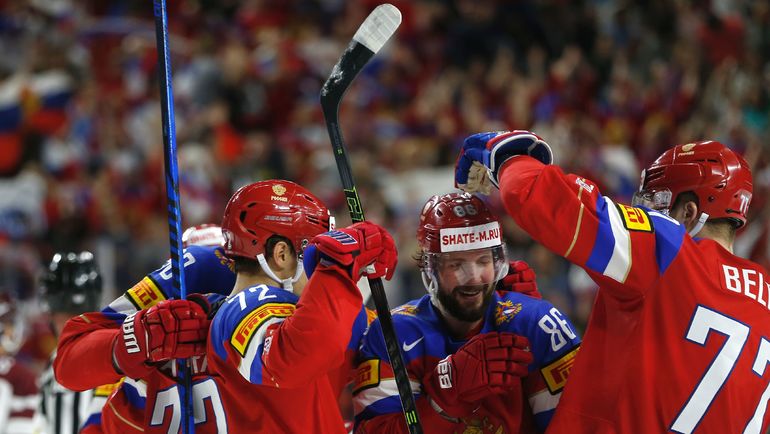 Партнеры поздравляют Никиту КУЧЕРОВА (№86) с голом. Фото REUTERS Партнеры поздравляют Никиту КУЧЕРОВА (№86) с голом. Фото REUTERS