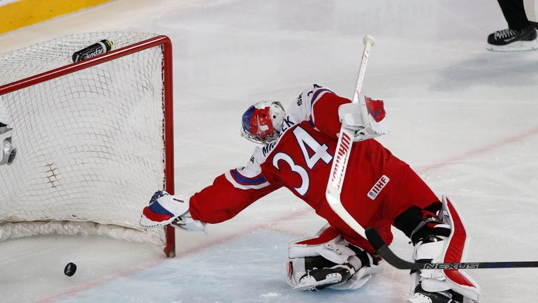 Если место в воротах сборной России Андрея ВАСИЛЕВСКОГо не подлежит сомнению, то кто будет защищать последний рубеж чехов - неизвестно. Петр МРАЗЕК формально считает первым номером команды, однако, по мнению Марека Кратохвила, находится не в самой лучшей форме. Фото REUTERS Если место в воротах сборной России Андрея ВАСИЛЕВСКОГо не подлежит сомнению, то кто будет защищать последний рубеж чехов - неизвестно. Петр МРАЗЕК формально считает первым номером команды, однако, по мнению Марека Кратохвила, находится не в самой лучшей форме. Фото REUTERS