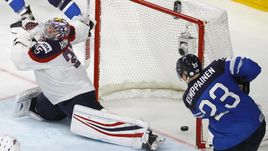 Сегодня. Кельн. США - Финляндия - 0:2. Финн Йоонас КЕМППАЙНЕН поражает ворота американца Джимми ХОВАРДА.