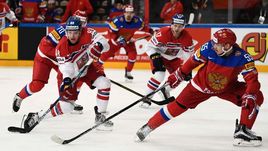 Сегодня. Париж. Россия – Чехия – 3:0. Форвард чехов Давид ПАСТРНЯК (слева) и защитник россиян Богдан КИСЕЛЕВИЧ.