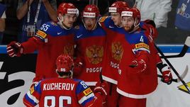 Четверг. Париж. Россия - Чехия - 3:0. Партнеры поздравляют Артемия ПАНАРИНА (№ 72) с заброшенной шайбой.