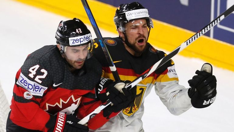 Вчера. Кельн. Канада - Германия - 2:1. В борьбе - Крис ЛИ (№42). Фото AFP Вчера. Кельн. Канада - Германия - 2:1. В борьбе - Крис ЛИ (№42). Фото AFP