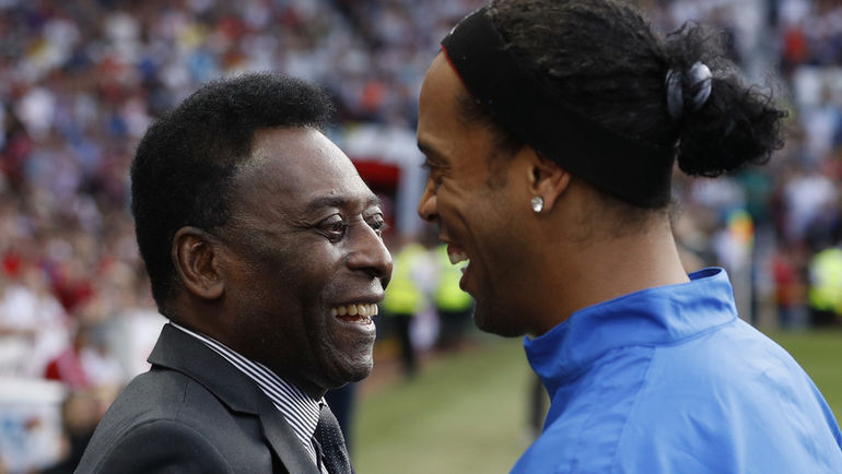 РОНАЛДИНЬЮ (справа) и ПЕЛЕ. Фото REUTERS РОНАЛДИНЬЮ (справа) и ПЕЛЕ. Фото REUTERS